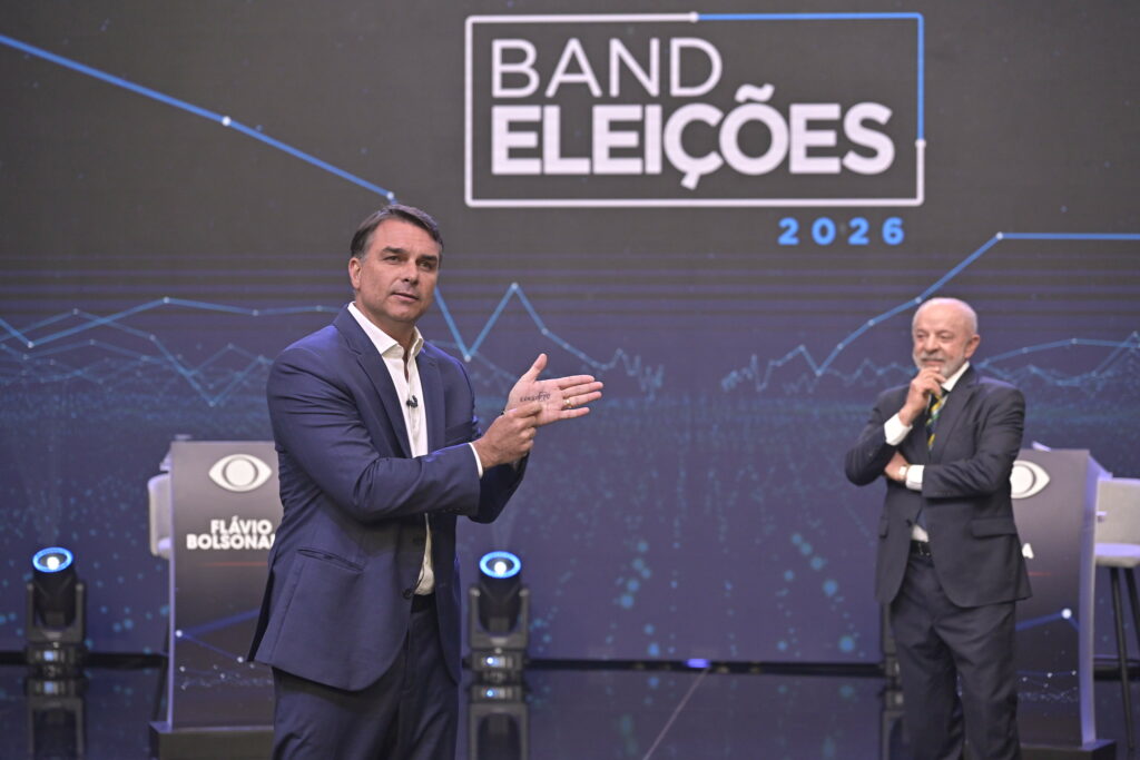 Flávio registra 52% dos votos válidos e Lula tem 48% em levantamento PoderData/Aya